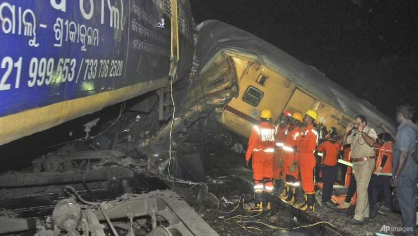 Hai doan tau dam vao nhau o An Do, hang chuc nguoi thuong vong