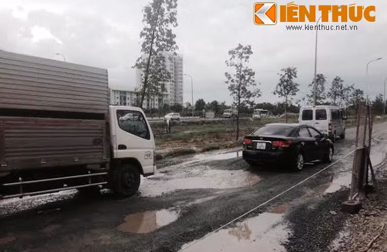 Mặt đường chi chít hố sâu khiến xe tải chở hàng phải "bò" qua; người đi xe máy té ngã dễ bị xe chạy phía sau không xử lý kịp rất nguy hiểm. Đại diện Đội Thanh tra giao thông số 5 (Sở GTVT TP HCM) cho biết: "Đã từng lập biên bản xử phạt 2 đơn vị thi công hàng chục triệu đồng do vi phạm biển báo thông tin không ghi đầy đủ và không bố trí người hướng dẫn điều khiển giao thông...
