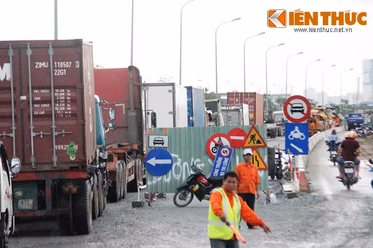 Công trình do Khu quản lý GTĐT số 2 (Khu 2, Sở GTVT TP HCM) làm chủ đầu tư; các công ty TNHH TMDV Vận tải xây dựng giao thông T&amp;T và Công ty TNHH XD công trình Hùng Vương thi công.