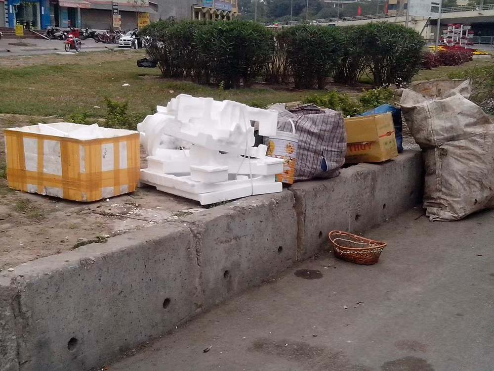 Tuy nhiên, khi lượng rác xả ra môi trường nhiều, thì đây cũng là thời điểm tạo công ăn, việc làm và thu nhập cho những người nhặt ve chai và đồng nát.