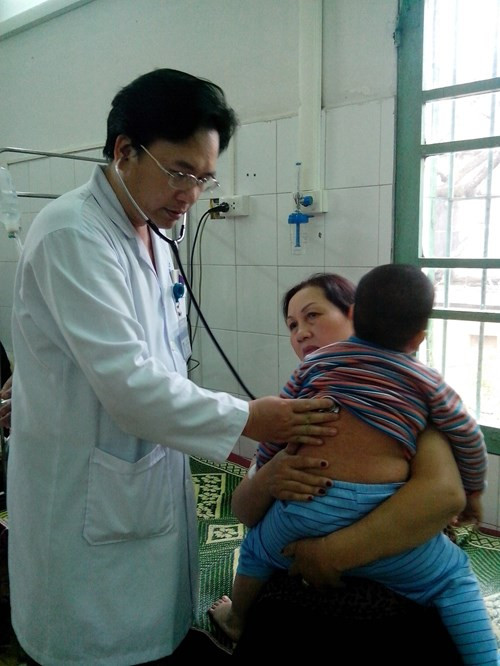 Bác sĩ Bệnh viện Xanh Pôn đang thăm khám cho bệnh nhi mắc sởi. Ảnh: Lê Phương