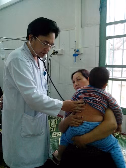 Bác sĩ Bệnh viện Xanh Pôn đang thăm khám cho bệnh nhi mắc sởi. Ảnh: Lê Phương