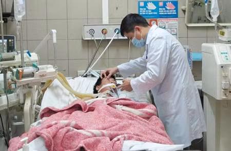 Bác sĩ đang điều trị một bệnh nhân ngộ độc rươuk