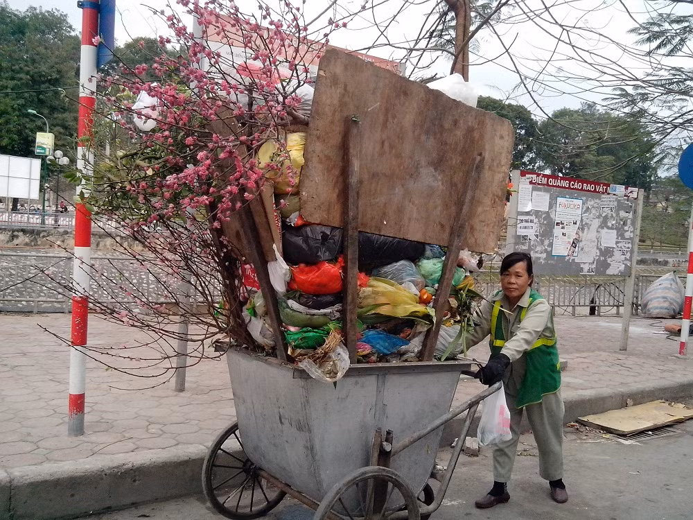 Chị Xuân thì cho biết: "Ngoài việc người dân xả rác nhiều, có hôm 1 ngõ phải đi 4 xe mới hết thì ý thức người dân khi xả rác còn rất kém. Có những ngách xe rác không thể vào được, chúng tôi phải xách rác hàng trăm mét mới ra đến xe".
