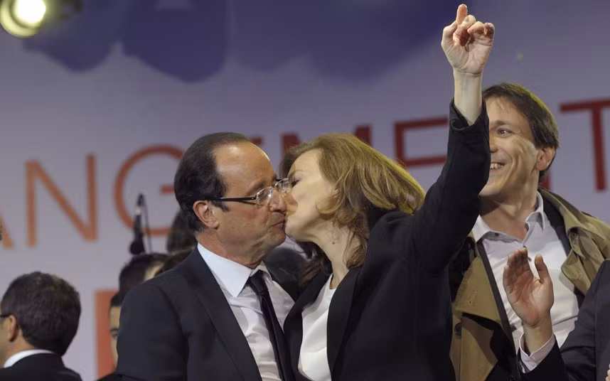Tổng thống Pháp Francois Hollande hôn người bạn đời của ông, nhà báo Valerie Trierweiler, tại Quảng trường Bastille ở Paris ngày 7/5/2012.