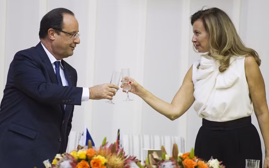 Tháng 10/2013: Ông Hollande và phu nhân nâng cốc trong một bữa tối cùng với Tổng thống Nam Phi ở thủ đô Pretoria.