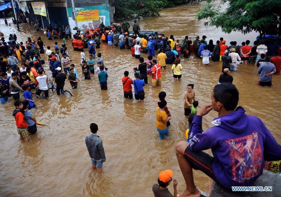 Mọi người đứng xem nước dâng cao ở sông Ciliwung hôm 18/1.