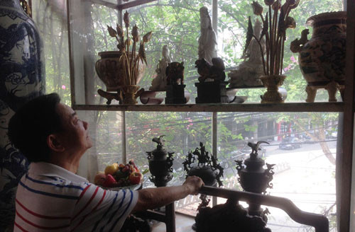 Ông Hoàng Văn Cường, người đang sở hữu kho cổ vật khổng lồ có tâm nguyện bán đấu giá toàn bộ để sung quỹ Quốc phòng phục vụ công cuộc bảo vệ đất nước.