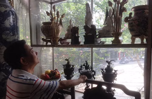 Ông Hoàng Văn Cường, người đang sở hữu kho cổ vật khổng lồ có tâm nguyện bán đấu giá toàn bộ để sung quỹ Quốc phòng phục vụ công cuộc bảo vệ đất nước.