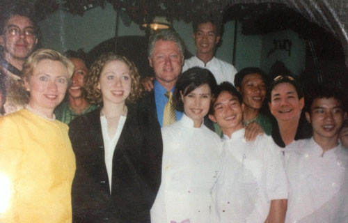 Năm 2000, nhân chuyến thăm Việt Nam, vợ chồng Tổng thống Mỹ Bill Clinton đã đến thăm và thích thú với kho cổ vật của ông Cường (ông Cường là người thứ 2 từ phải sang).