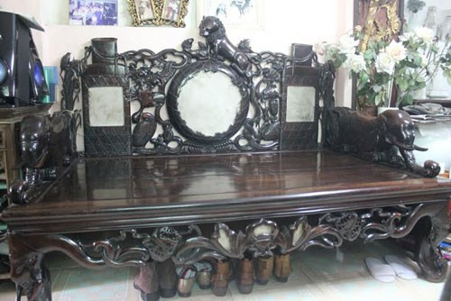 Chiếc sập bằng gỗ Lệ Chi có từ 300 năm trước; được khách trả giá 2 triệu USD nhưng ông Cường không bán.