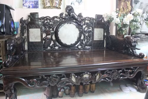 Đây là chiếc sập bằng gỗ Lệ Chi có từ 300 năm trước. "Từng có người trả giá 2 triệu USD nhưng tôi không bán", ông Cường cho biết.