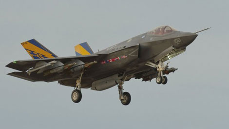 F-35C mang đầy đủ vũ khí trên các giá treo ngoài cánh.