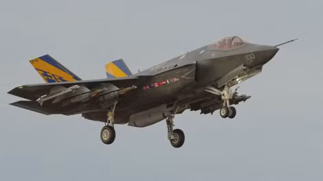 F-35C mang đầy đủ vũ khí trên các giá treo ngoài cánh.