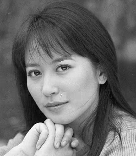 Những bức ảnh cũ của Cao Viên Viên 20 năm trước thoạt nhìn cũng giống như bây giờ. Tuy nhiên đôi mắt đẹp ngày xưa trong veo, bây giờ không còn trong sáng như vậy. Đôi lông mày và đôi mắt thanh tú, thuộc tuýp nữ thần vô cùng quyến rũ.