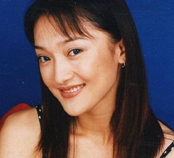 Những bức ảnh cũ của nữ thần Châu Tấn cách đây 20 năm, giống như hầu hết các nữ diễn viên, đều để tóc đen và thẳng. Nhưng nụ cười trên khuôn mặt cô ấy có khí chất của một siêu sao. Ngoại hình của nữ diễn viên cũng rất thu hút.