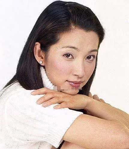 So với Chương Tử Di, nữ thần Lý Băng Băng của 20 năm trước tuy không được coi là diễn viên quốc tế nhưng cũng là nhân vật gây sốt trong làng giải trí trong nước. Trang điểm nhẹ và mái tóc nâu dài vừa phải rất hợp mốt.