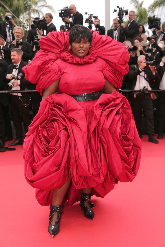 Đầm quá khổ tạo kiểu hoa hồng thuộc bộ sưu tập Thu - Đông 2019 của Alexander McQueen kén người mặc. Bằng chứng là ca sĩ Yseult Onguenet tự "dìm hàng" và trông càng nặng nề hơn khi diện thiết kế dựng phom 3D kích thước lớn thế này. Đây là hình ảnh của cô tại buổi chiếu phim Indiana Jones And The Dial Of Destiny. Ảnh: Elle.