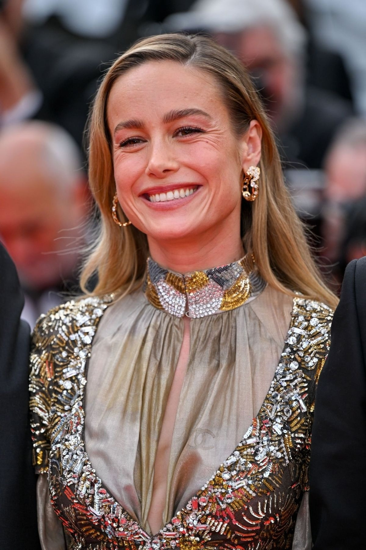 Life &amp; Style xếp Brie Larson - một trong những giám khảo của liên hoan phim - vào danh sách mặc xấu. Tạp chí viết: "Ngôi sao Captain Marvel phối layer áo dài tay nhăn nhúm với áo kim loại nặng nề tới lễ khai mạc. Màu nâu đỏ buồn tẻ của trang phục không giúp cô ghi điểm". Ảnh: Elle.