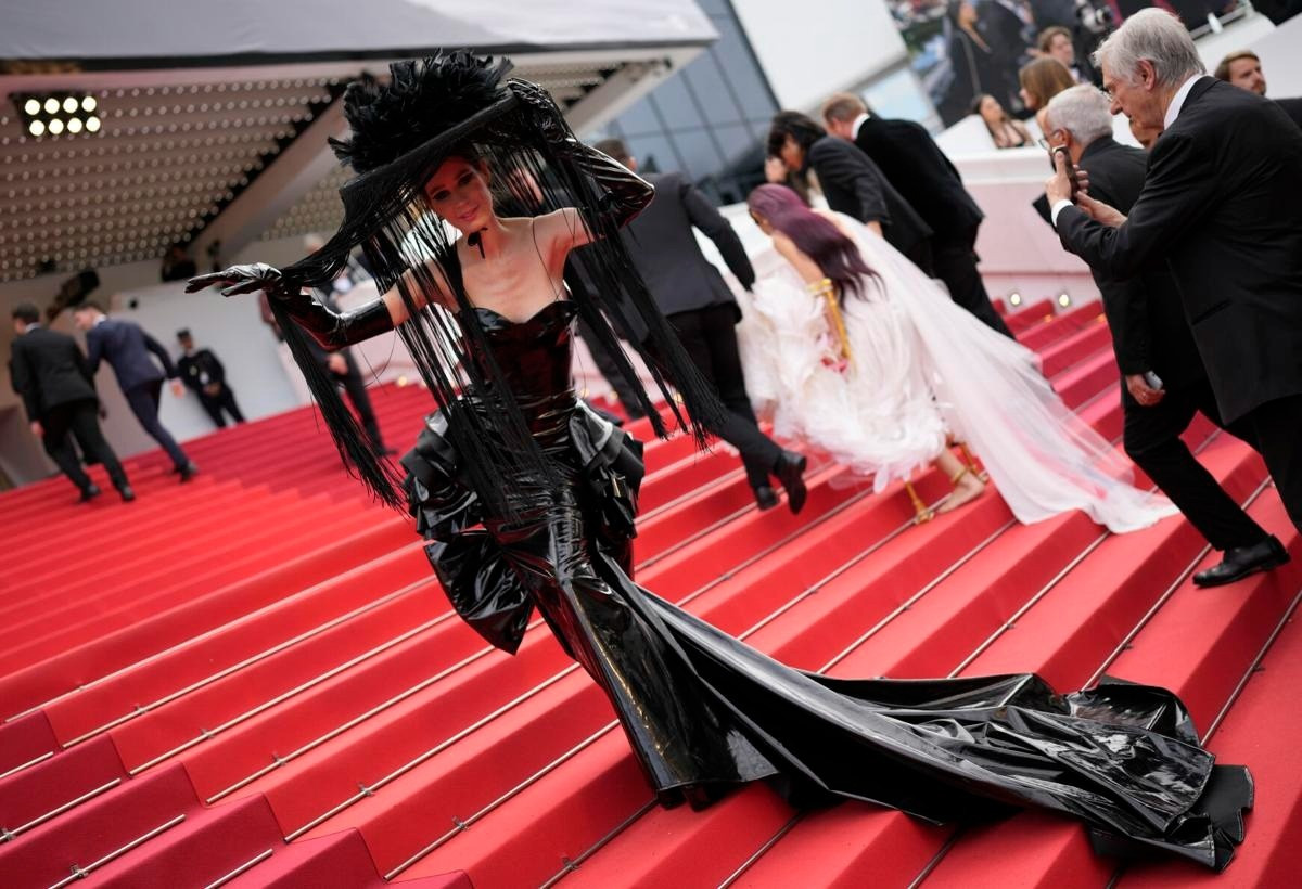 Sự rườm rà cũng được nhìn thấy ở Polli Cannabis, người mẫu Belarus. Cô chật vật di chuyển trên thảm đỏ vì trang phục chất liệu nhựa ôm sát. Chưa kể, chiếc mũ quá khổ với chi tiết tua rua khiến Cannabis bị hạn chế tầm nhìn. Nhiều bình luận cho rằng màn làm lố này không mang lại hiệu ứng trầm trồ. Ảnh: Goshen News.