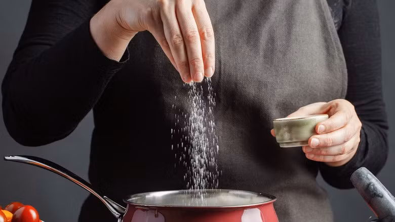 4 dau hieu cho thay ban an qua nhieu muoi-Hinh-2