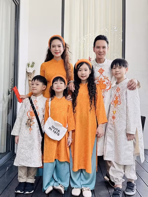 4 ba me dam dang dong con nhat showbiz Viet-Hinh-11