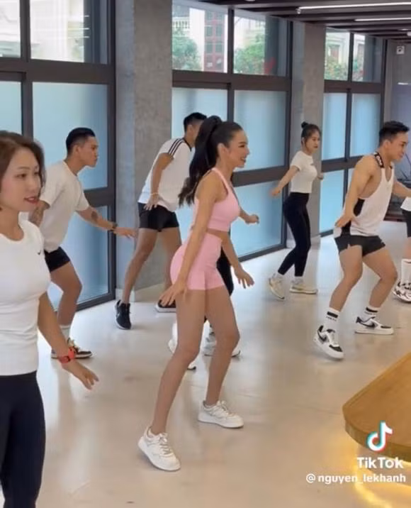 Thuy Tien bi quay len khi di tap nhay: Body dep sieu thuc-Hinh-3