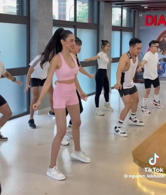 Thuy Tien bi quay len khi di tap nhay: Body dep sieu thuc-Hinh-2