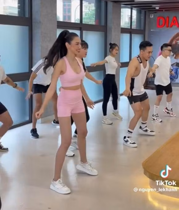 Thuy Tien bi quay len khi di tap nhay: Body dep sieu thuc-Hinh-2