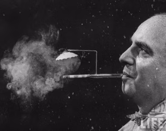 Robert L. Stern sáng chế ra thiết bị giúp quý ông hút thuốc trong những ngày mưa. Theo đó, một chiếc ô nhỏ xíu ở phía trên giúp điếu thuốc không bị tắt. Tuy nhiên, nhiều người hoài nghi hiệu quả thực tế của nó.