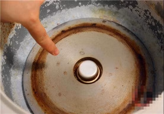 Meo lam sach noi com dien sau 1 phut, vi khuan khong the lay lan