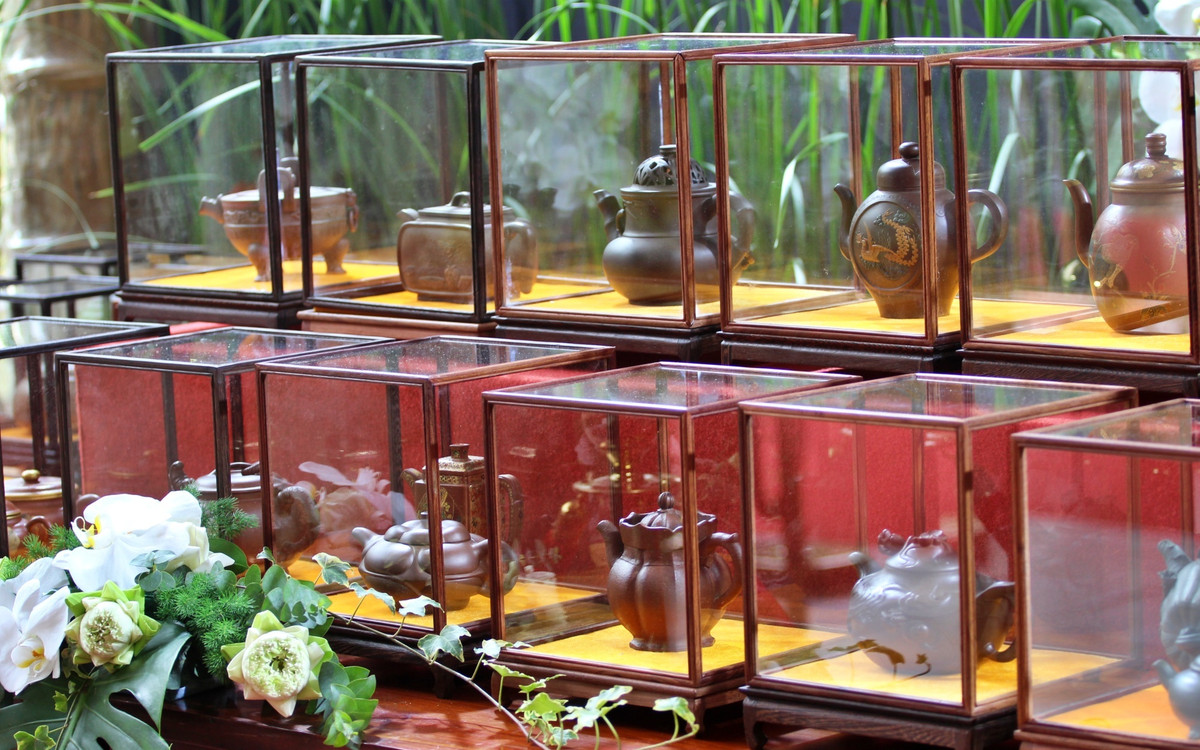 Bộ sưu tập Tâm trà Diệu Bảo gồm hơn 1.000 bộ ấm và chén tử sa đa dạng về kiểu dáng, có số lượng nhiều nhất Việt Nam, được bà Ngô Thị Thanh Tâm sưu tập từ năm 1993 đến nay. Lý do bà Thanh Tâm chọn sưu tầm ấm chén tử sa vì loại ấm chén này có xuất xứ từ làng nghề thủ công Nghi Hưng (Trung Quốc). Đây cũng là địa danh duy nhất trên thế giới sản xuất ra loại ấm chén này. (Ảnh: Người Đưa Tin).