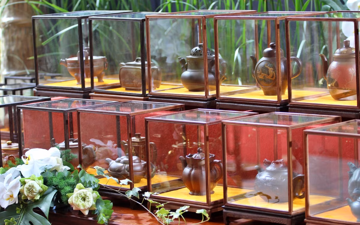 Bộ sưu tập Tâm trà Diệu Bảo gồm hơn 1.000 bộ ấm và chén tử sa đa dạng về kiểu dáng, có số lượng nhiều nhất Việt Nam, được bà Ngô Thị Thanh Tâm sưu tập từ năm 1993 đến nay. Lý do bà Thanh Tâm chọn sưu tầm ấm chén tử sa vì loại ấm chén này có xuất xứ từ làng nghề thủ công Nghi Hưng (Trung Quốc). Đây cũng là địa danh duy nhất trên thế giới sản xuất ra loại ấm chén này. (Ảnh: Người Đưa Tin).