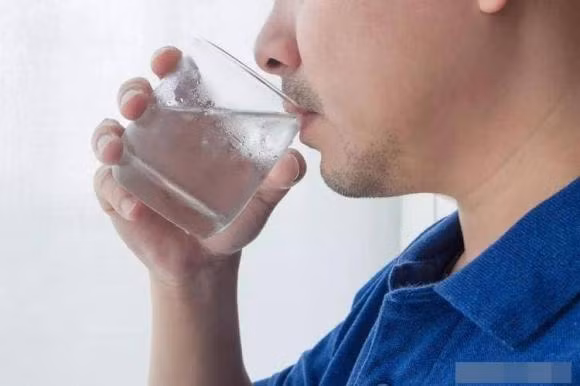 Loai nuoc co the gay ung thu, mot so nguoi van uong hang ngay