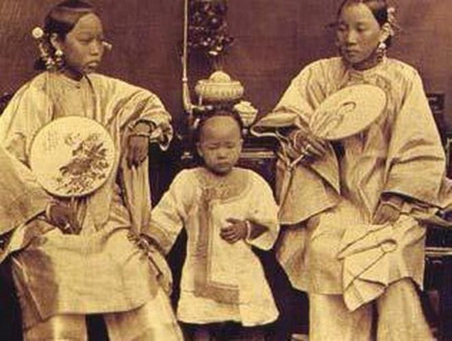 Ngoài ra, cũng có quan điểm cho rằng, các phi tần được tuyển chọn vào cung khi còn khá trẻ, nhiều người trong số họ chưa đến 15 tuổi, thể chất chưa đủ trưởng thành. Những đứa trẻ được sinh ra trong điều kiện như vậy không tránh khỏi tình trạng yếu ớt.