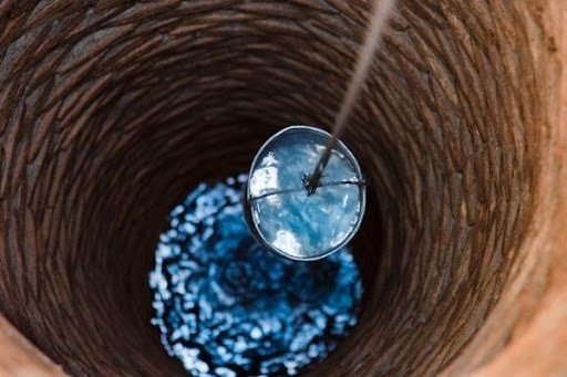 Theo kết quả nghiên cứu của các chuyên gia, giếng nước đắng có nguồn hình thành từ nước bề mặt nên chứa lượng lớn magie và sunfat. Trong khi đó, giếng nước ngọt có nguồn từ nước ngầm sâu dưới lòng đất, thông qua nhiều tầng lọc trong lòng núi, đã loại bỏ được các chất magie và sunfat.