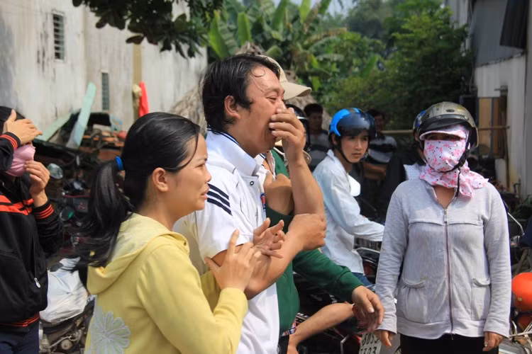 Anh Nguyễn Ngọc Luân đau đớn nhìn thi thể người thân.