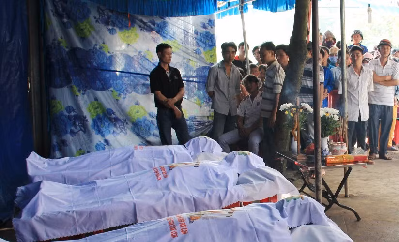 Anh Luân ngồi bất động gọi người thân thảm thiết