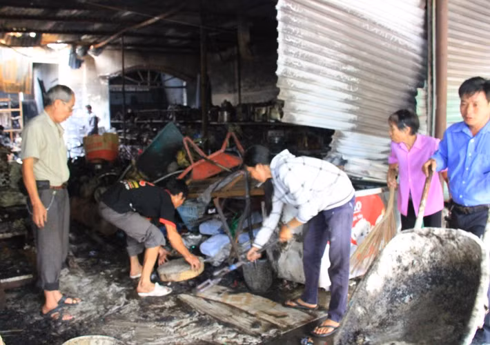 Do không thể thoát ra ngoài, 2 vợ chồng anh Nguyễn Quốc Phòng và Bùi Thị Toan (cả 2 cùng 48 tuổi); con trai Nguyễn Hồng Quân (15 tuổi) và ba anh Phòng là cụ Nguyễn Văn Thao (74 tuổi) đã tử vong.