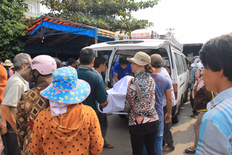 Thi thể của các nạn nhân được xe bệnh viện đưa về nhà ở xã Tóc Tiên, huyện Tân Thành lo hậu sự.