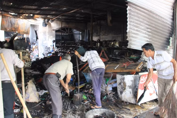 Chính quyền địa phương cùng người thân đang tiến hành dọn dẹp để đưa thi thể các nạn nhân về lo hậu sự