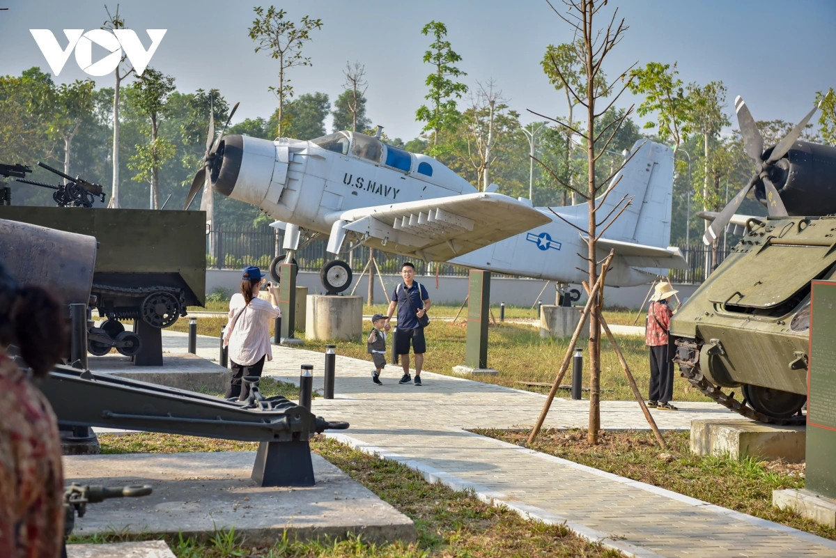 Ngay buổi sáng, rất đông du khách, học sinh, sinh viên đã có mặt từ sớm để được là những người đầu tiên vào thăm bảo tàng.