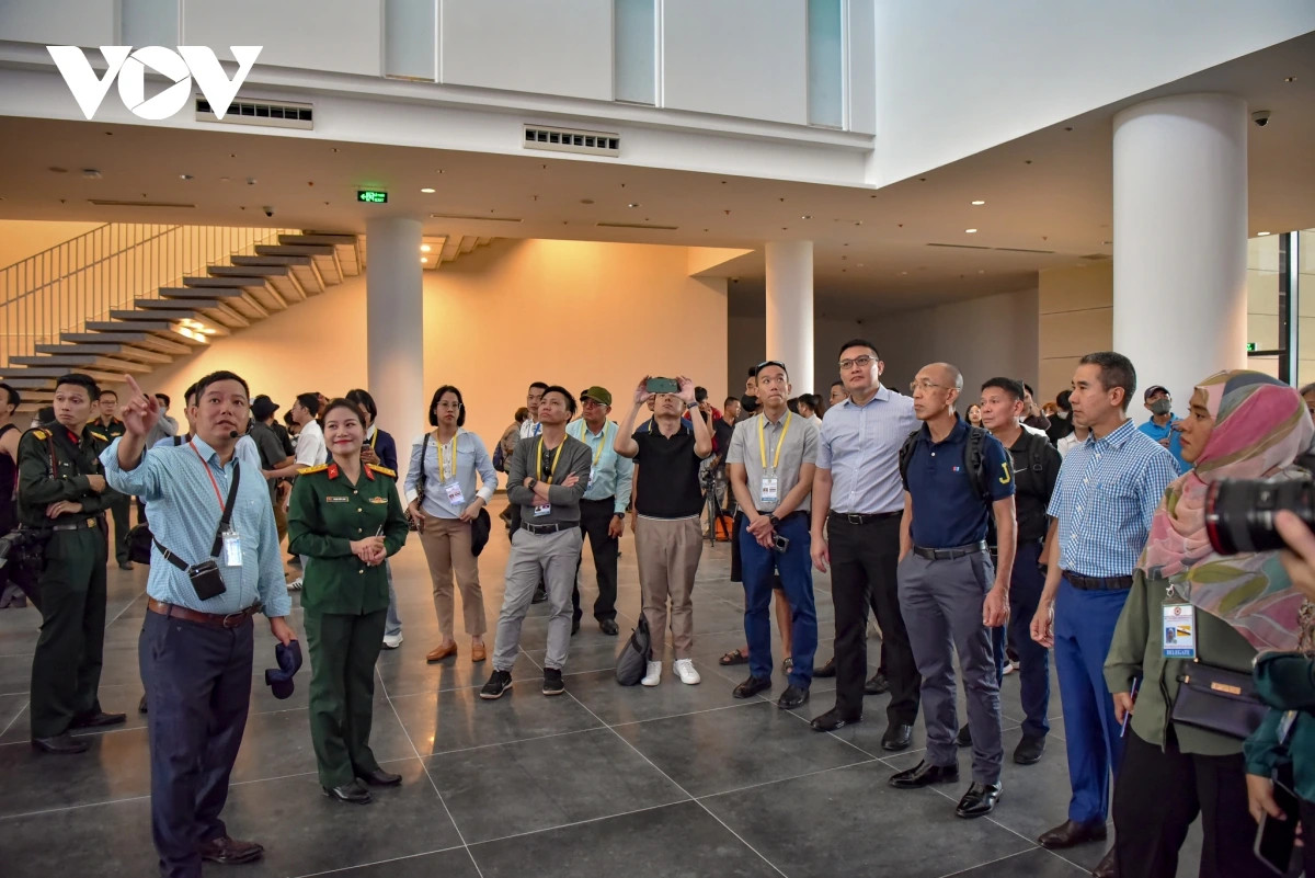 Khách tham quan Bảo tàng Lịch sử Quân sự Việt Nam tại địa điểm mới đều ấn tượng với quy mô của công trình và ý nghĩa của các hiện vật, câu chuyện lịch sử.