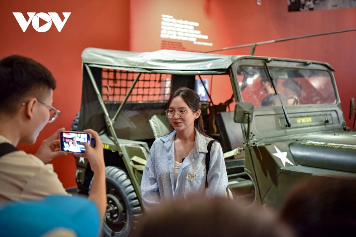 Bảo tàng Lịch sử Quân sự Việt Nam cũng được kỳ vọng là điểm đến thu hút khách du lịch, đặc biệt là giới trẻ. "Không gian rộng lớn giúp bảo tàng đón tiếp nhiều khách tham quan hơn. Với tôi, bảo tàng này là điểm đến phù hợp cho các bạn trẻ và cả du khách quốc tế đến tìm hiểu lịch sử Việt Nam. Hy vọng sắp tới đây sẽ là địa điểm học tập, vui chơi lý tưởng tại Hà Nội ", du khách Đặng Thu Hà (Hà Nội) cho biết.