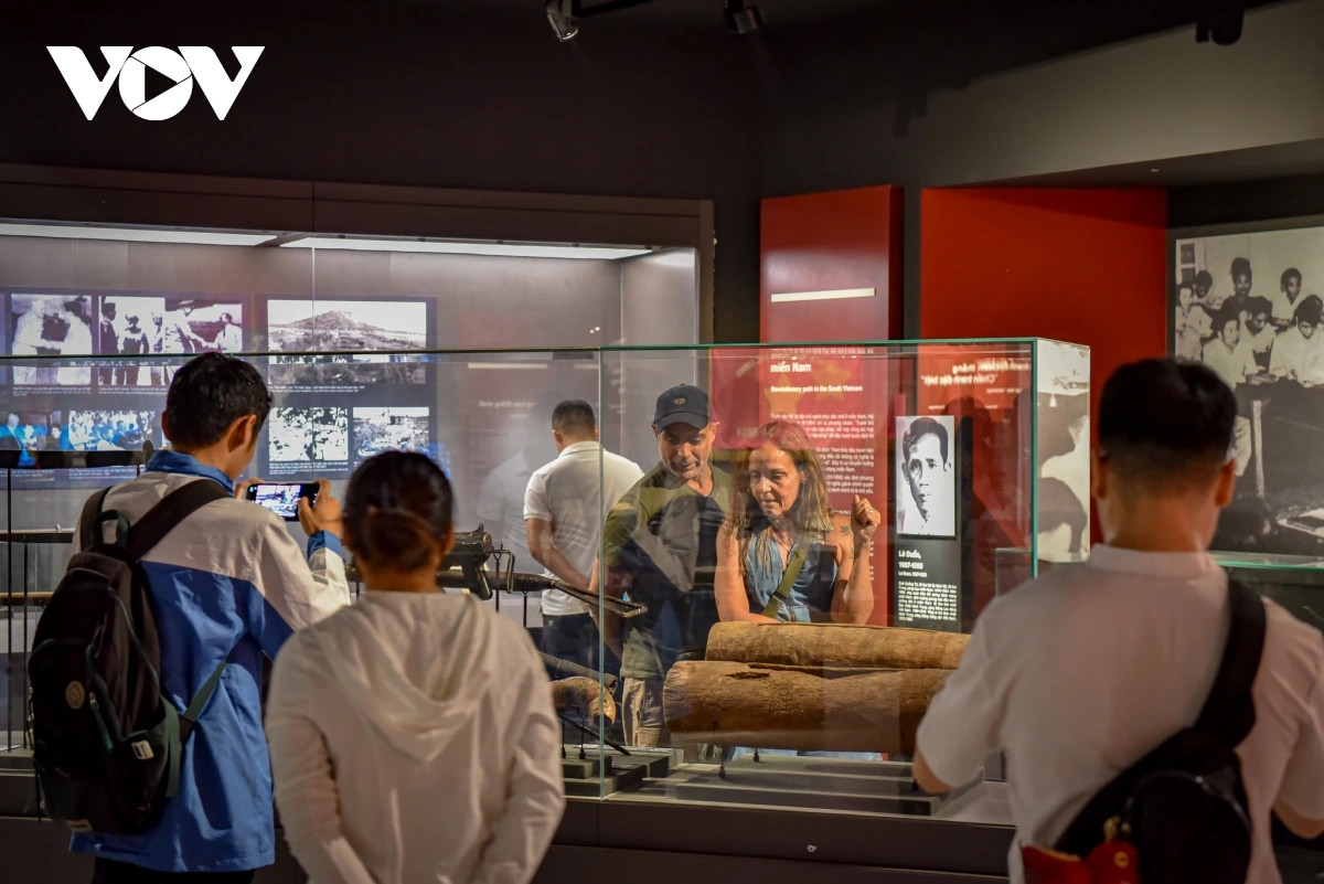 Nhiều khách du lịch quốc tế cũng ghé thăm bảo tàng trong ngày 1/11. "Tôi rất ấn tượng cách bảo tàng đã chuẩn bị, sắp xếp hiện vật để kể và giải thích cho du khách những câu chuyện lịch sử, trong đó chiến tranh Việt Nam là đề tài mà tôi quan tâm từ lâu. Tôi đã đến một số bảo tàng quân sự ở Mỹ nhưng không ấn tượng chuyến thăm bảo tàng tại Hà Nội này", bà Louisa Costa - du khách Brasil cho biết.