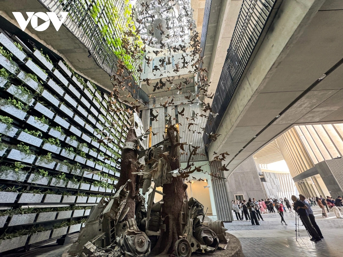 Một góc sắp đặt bên ngoài bảo tàng, thu hút nhiều khách tham quan.