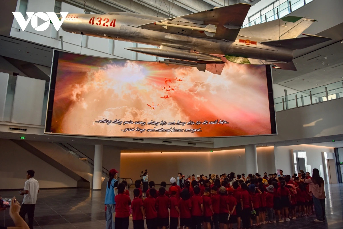 Ghi nhận buổi sáng 1/11, đa phần du khách tới địa điểm mới của Bảo tàng Lịch sử Quân sự Việt Nam là các thiếu nhi, học sinh, sinh viên và các cựu chiến binh.