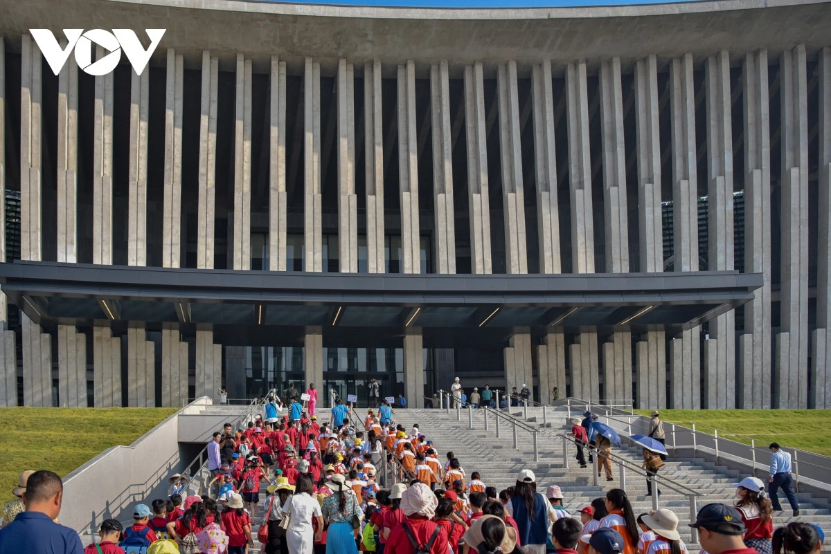 Ước tính ít nhất 1.000 khách đến tham quan tại Bảo tàng Lịch sử Quân sự Việt Nam trong ngày 1/11. Từ nay đến hết tháng 12/2024, bảo tàng mở cửa miễn phí. Để chuyến tham quan bảo tàng có ý nghĩa, du khách có thể liên hệ đặt lịch với bảo tàng để được đón tiếp chu đáo.