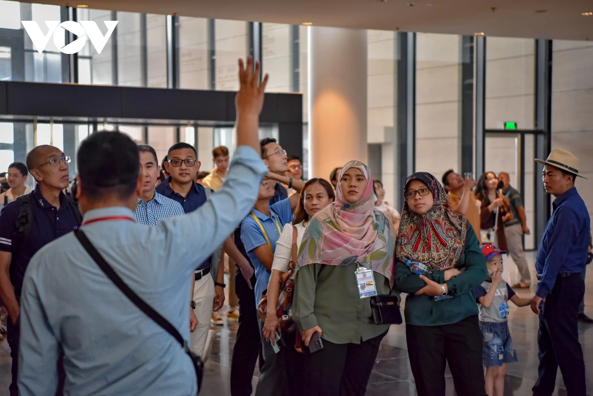 Một đoàn khách nước ngoài tham quan Bảo tàng Lịch sử Quân sự Việt Nam sáng 1/11.