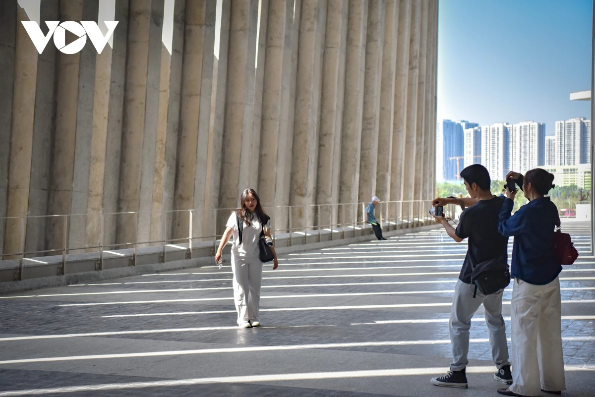 Du khách chụp ảnh, check-in phía bên ngoài bảo tàng.